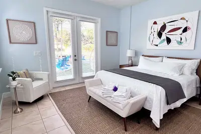 Image de 4br Private Canal Home Near Beach: Hot Tub, Tiki Bar, Fire Pit, Dock & Game Room