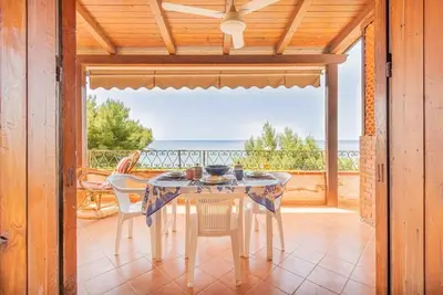 Image de Maison de vacances 'La Casa Sulla Scogliera Piccola' avec vue sur la mer, terrasse et climatisation