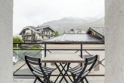 Image de Appartement 'Appt Alba 6 Pers Plein Centre' avec vue sur les montagnes, terrasse privée et Wi-Fi
