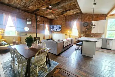 Image de Charming 3-bedroom historic Brick Loft in Uniontown with WiFi