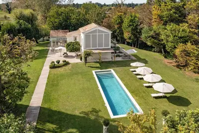 Image de Otium house : maison de charme\nPropriété d 1. 5 hectares bordé d une rivière