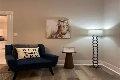 Image de The Secretariat; A Cozy two bedroom Downtown loft apartment