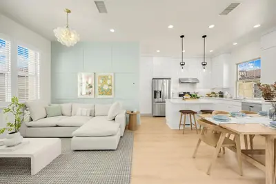Image de Brand New Grand Luxury Designer Home in Irvine with Pool & Amenities