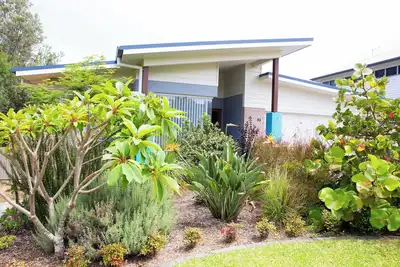 Image de Beautiful coastal holiday home only moments from the sand, great surf and cafes.