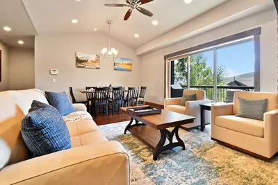 Image de Luxury home minutes to Jordanelle with balcony, Bbq, firepit, hot tub, hiking and biking nearby