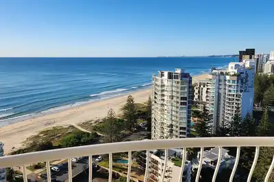 Image de 3 Bedroom Broadbeach / Surfers Oceanview Apartment