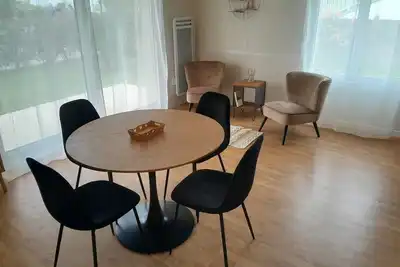 Studio en front de mer avec jardin et parking. Animal de compagnie accepté