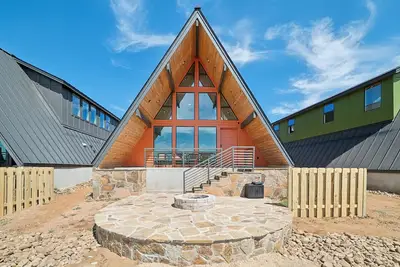 Image de Cabin 48 ~ Longhorn Themed Getaway near Canyon Lake