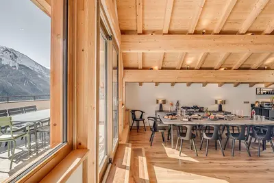 Image de Chalet rénové 2023 avec sauna, parking et Wifi - 5 chambres, 10 pers
