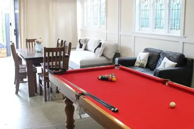 Image de Modern Garden Getaway, 2 Br, WiFi, Parking, Pool & Small Dog Friendly!