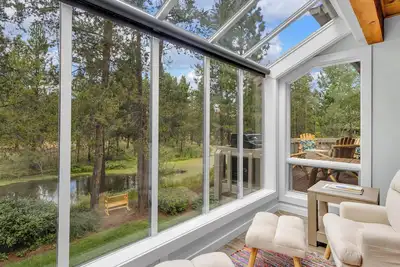 Ping pong, River front, luxury, Ac, outside seating, private Ht