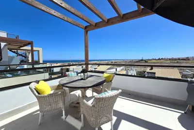 Image de South facing 2 bedroom penthouse with amazing sea views