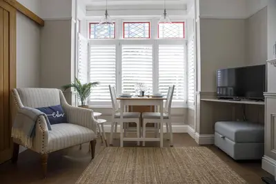Image de Grove Apartment with Free on street Parking