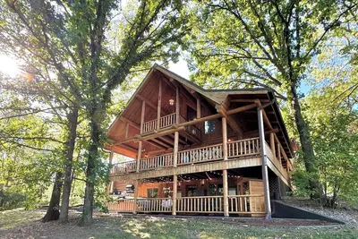 Image de Gorgeous Xl Log Cabin in Bloomington, Il! 2 Game Rooms + Hot Tub & Sauna!