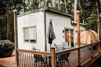 Image de “The Beatnik nook” - tiny cabin in the woods - sauna, outdoor tub!