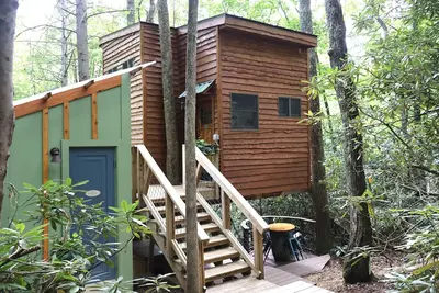 Image de The Hidden Hemlock Treehouse: Sleep cozy among the trees with a waterfall view