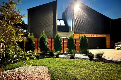 Marvelous Modern Spacious 4-bedroom house  near interstate and Top Golf.