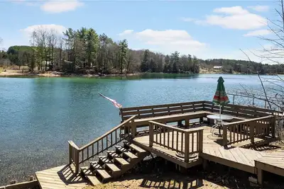 Image de Sunrise Cottage - lakefront, 4bdrm, 4 kayaks, ski/snowmobile