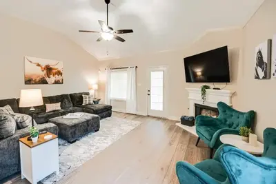 Image de Sweet Saginaw Home w\/ King Bed, Outdoor Patio & Grill, Ac & WiFi!