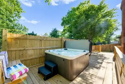 Image de Spacious 5br home! Private gym, hot tub, game room, theater, Solo Stove fire pit