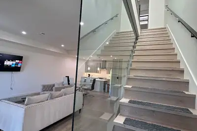 Image de Brand new sleek and modern townhouse, bath and bedroom, huge patio, sleeps 8
