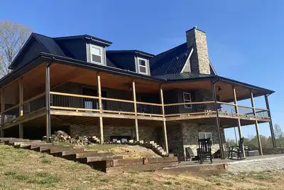 Image de Spacious 4-Br house w/ wraparound porch, fire pit area and hot tub -Sleeps 18-20