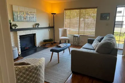 Image de 2 br/2ba near Ocean. Redecorated & fully furnished with kitchen gear and linens.