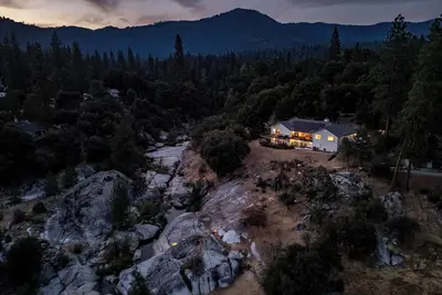 Image de Mariposa Riverfront Serenity w/ Stunning Views, Starlink Wifi, and Ev Charger
