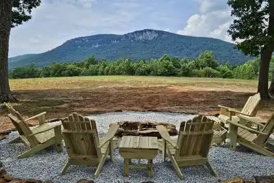 Image de Charming 2-bedroom farmhouse with an awesome view minutes from Hanging Rock