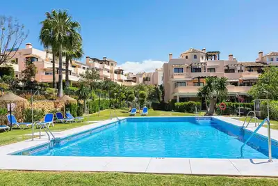 Schöne Eckwohnung mit Drei Schlafzimmern in El Manantial, Elviria, Spania