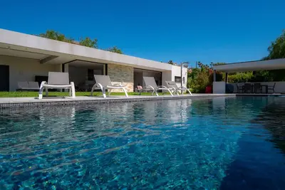 Image de Villa contemporaine classée 5 étoiles avec piscine Antibes