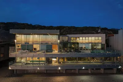 Image de Coastal Masterpiece with Expansive Beachfront & Luxury Amenities