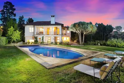 Image de Luxury home with Pool/Court/