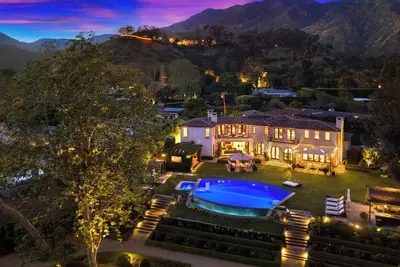Image de European Tuscan-style vacation home in a gated community