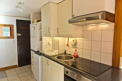 Image de Studio très lumineux pour 4 personnes. Départs et retours skis aux pieds!