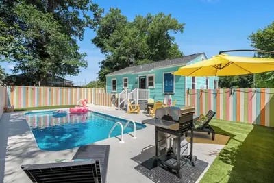 Image de * New In-ground pool<br>* Dog Friendly! <br>* 2 miles from Nas, 12 miles to Pensacola Beach<br>* 2 Bedrooms- Both Queen Beds<br>* Astro Turfed & Concrete Yard<br>* Washer & Dryer <br>* Fire Pit<br>* Smart TVs in Living Room & Primary Bedroom<br>* Outd