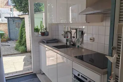 Image de Large sunny garden, two minute walk to the beach! Cot and high chair available.