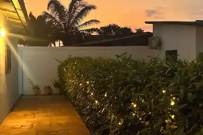 Image de Tiny House avec jardin et terrasse couverte à Cotonou