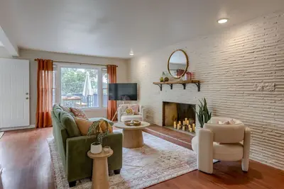 5bd Charming Home - Pool Table & Backyard