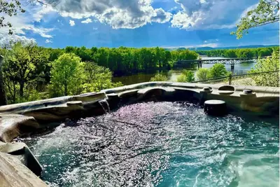 Image de Cozy 3-bedroom cabin - sleeps 10- Hot Tub- river view\n