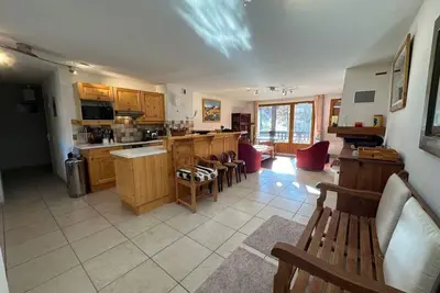 Image de À 50m des pistes de ski, 3ème étage, cheminée ou poêle à bois, casier à ski, 100m², Vars