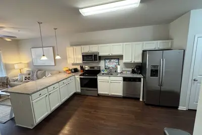 Image de Location and comfort! All new furnishings! Easy stroll to Cotton District!
