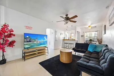 Image de Stunning Waterfront Home; 1 min walk to Beach