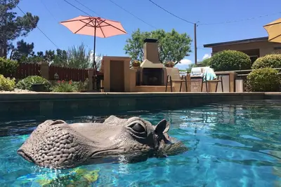 Image de 3 Br 2 Ba Guest House with heated pool, hot tub, outdoor kitchen & putting range