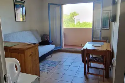 Image de T2 calme avec piscine, proche plage et port
