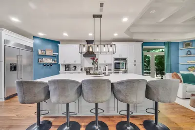 Image de Luxurious Lakefront Villa in Weddington