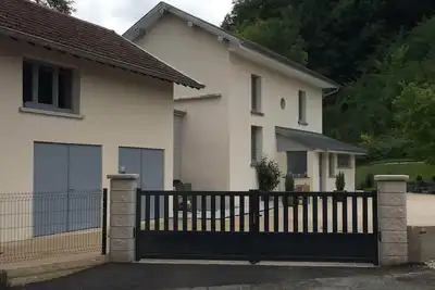 Image de Maison bord de rivière avec un bel espace privé.