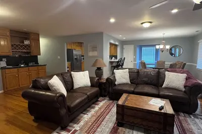 Image de Carriage House with Boat Ramp & Dock