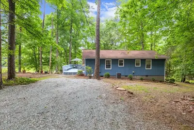 Image de Rustic Country Lakefront Retreat with Fire Pit