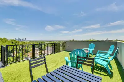 Image de 3 Mi to Dtwn: Centrally Located Austin Townhome